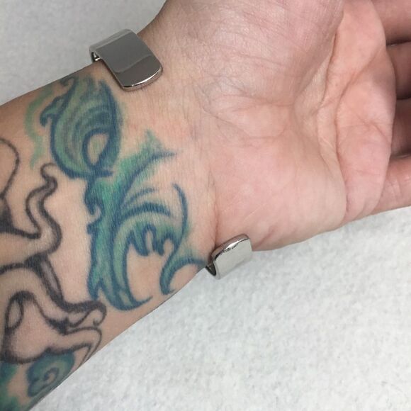 Nordstrom Jewelry Modern Jewel Cuff (G1) - Picture 3 of 8